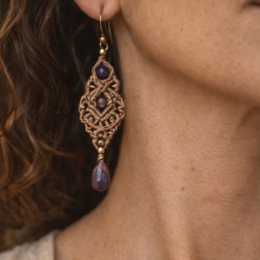 aretes tejidos con piedra amatista