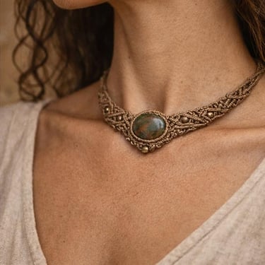 collar tejido con ojo de tigre