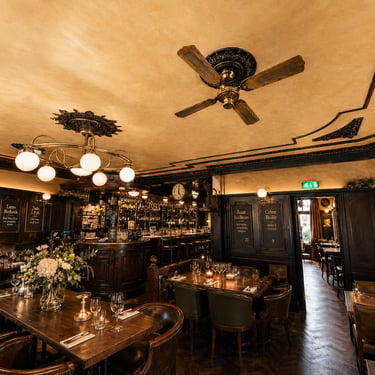 Project pub restaurant met warme tinten en sfeervolle interieurstyling