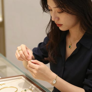 Elegant Bela Rara semijoias e pratas logo featuring gold cursive typography and a diamond icon.