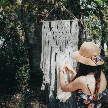 chica en el taller de macramé haciendo un arreglo para pared