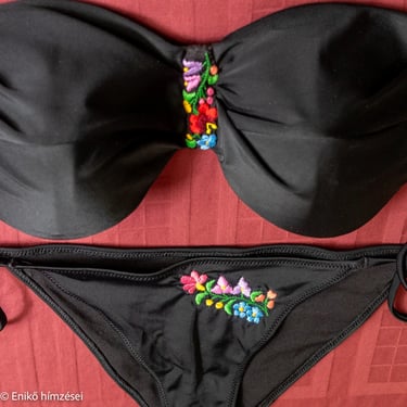 Fekete bikini kézzel hímzett virágmotívumokkal