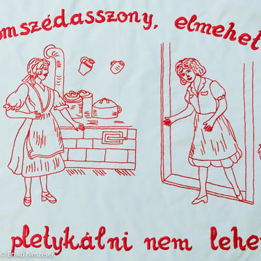 Piros fonallal készített falvédő konyhajelenetttel, szöveggel.