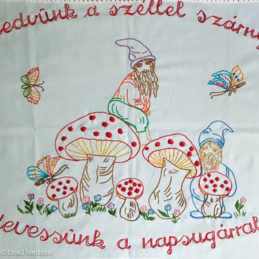 Gyermekszobába szánt falvédő hímzett törpékkel és színes gombákkal.