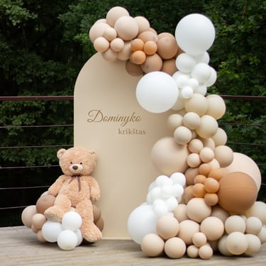 krikštynų dekoracija balionai foto zona foto arka su meškinu meškučiais rudi balionai