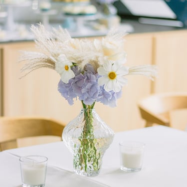 krikštynų stalo dekoracija puokštė hortenzijos