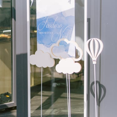 krikštynų pasitikimo užrašas debesys baltas molbertas