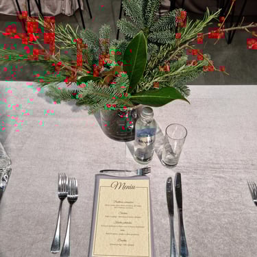 Kalėdinis stalo dekoras su raudonomis uogomis sidarras įmonių dekorai