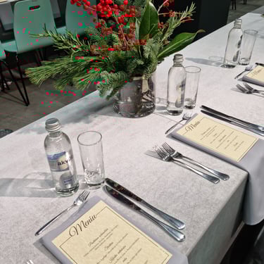 Kalėdinis stalo dekoras su raudonomis uogomis sidarras įmonių dekorai