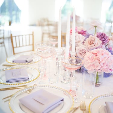 auksinė polėkštė krikštynų dekoras auksiniai įrankiai rožinė taurė