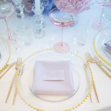 auksinė polėkštė krikštynų dekoras auksiniai įrankiai rožinė taurė