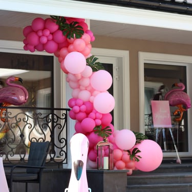 vaikų šventės dekoratorė rožinis dekoras su flamingais balionų girlianda ant kolonos flamingas