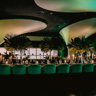 gimtadienio dekoravimas aukštomis kompozicijomis palmės daug žvakių Stebuklai