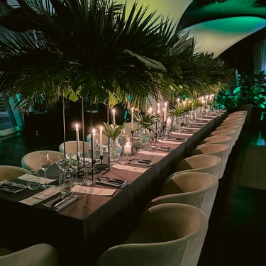 gimtadienio dekoravimas aukštomis kompozicijomis palmės daug žvakių Stebuklai