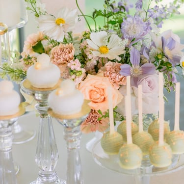 vestuvių dekoratorė floristė alyvinės vestuvės vestuvių desertai popsai prancūziški pyragėliai