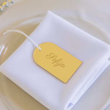 vestuvių dekoratorė floristė saldaus stalo dekoras Krikštėnų dvare auksinė vardo kortelė