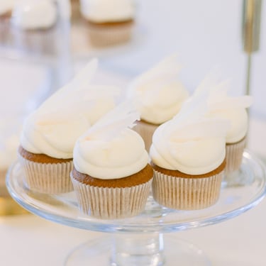 vestuvių dekoratorė floristė saldaus stalo dekoras Krikštėnų dvare keksiukai