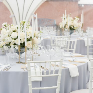 vestuvių dekoratorė floristė saldaus stalo dekoras auksas vestuvės paviljone pilkos staltiesės auksinės žvakidės gėlės