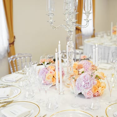 desertų stalo dekoras vestuvėms Vestuvių dekoratorė Floristė vila Royalle aukštos krištollo žvakidės