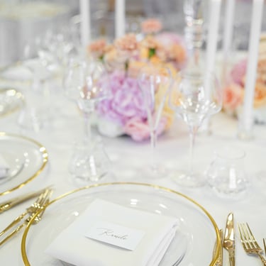 desertų stalo dekoras vestuvėms Vestuvių dekoratorė Floristė vila Royalle aukštos krištolo žvakidės