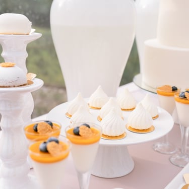 desertų stalo dekoras vestuvėms Vestuvių dekoratorė Floristė guboja pink decor desertai