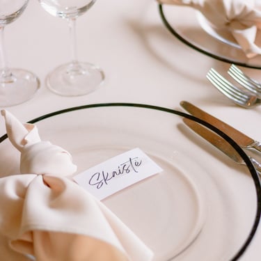 rudens stalo dekoras vestuvėms Vestuvių dekoratorė Floristė polėkštėį juodu krašteliu