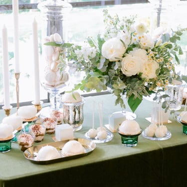 Žalios vestuvės su auksu Villa Top vestuvių dekoratorė floristė desertų stalas