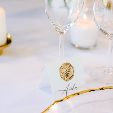 Žalios vestuvės su auksu Villa Top vestuvių dekoratorė floristė vardo kortelė su vaško antspaudu