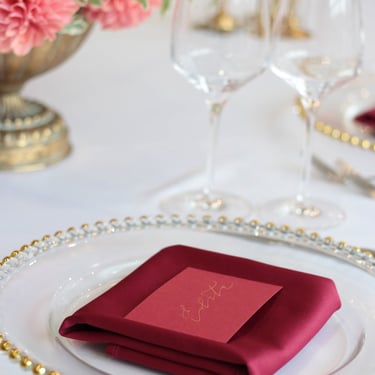 vestuvės su jurginais Kaune vestuvių dekoratorė floristė vestuvių floristikos paslaugos  kaligrafinė vardo kortelė