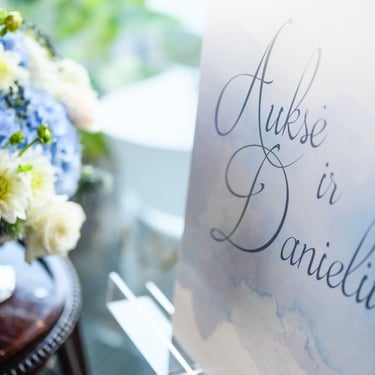 Vestuvių dekoratorė floristė Trakuose floristikos ir dekoro paslaugos mėlynas dekoras mėlynois hortenzijos stalo kompozicija 