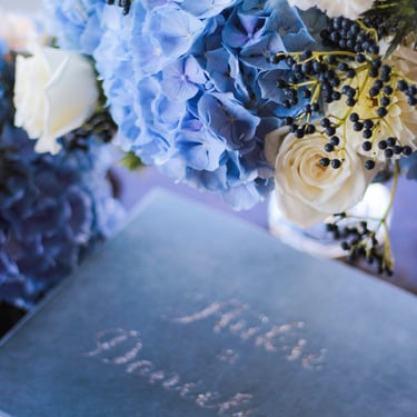 Vestuvių dekoratorė floristė Trakuose floristikos ir dekoro paslaugos mėlynas dekoras hortenzijos mėlyna  palinkėjimų knyga 