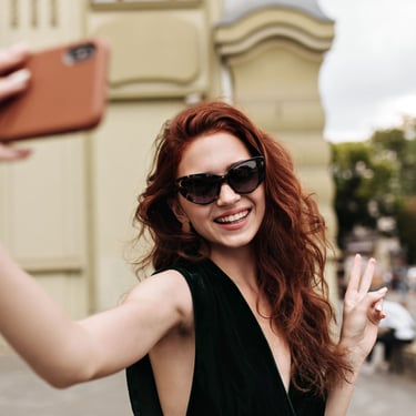 Mujer pelirroja viste elegante selfie vestido negro lentes moda internacional México