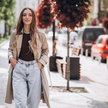 Mujer rubia viste elegante gabardina y jeans en la calle moda internacional México