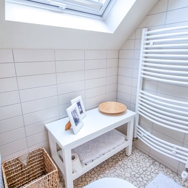 Modernes Badezimmer mit Dusche in Ferienwohnung Coburg
