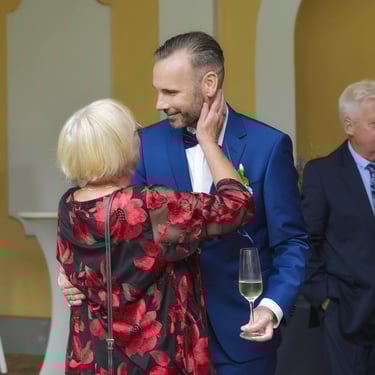 Emotionaler Sektempfang bei einer Hochzeit am Möhnesee, festgehalten vom Hochzeitsfotografen
