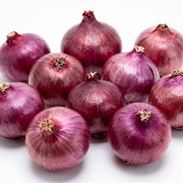 Macro shot of uniform red onions, dry papery skin, vibrant purple-red color, clean white background, crisp daylight, high-end commercial lens