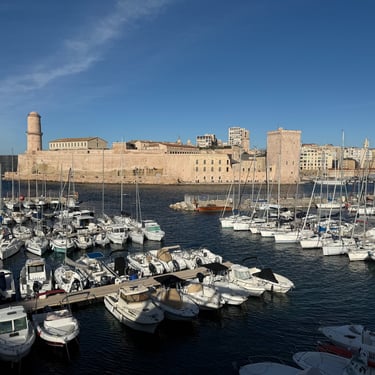 Vue panoramique des bateaux amarrés au Vieux Port de Marseille avec le Fort Saint-Jean en arrière-pl