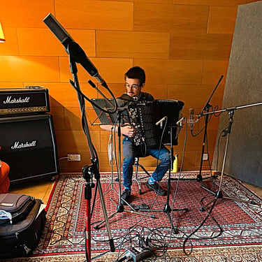 Valentin Claivoz enregistrement accordéon, Fil's HOUSE Studio, Sion, Valais