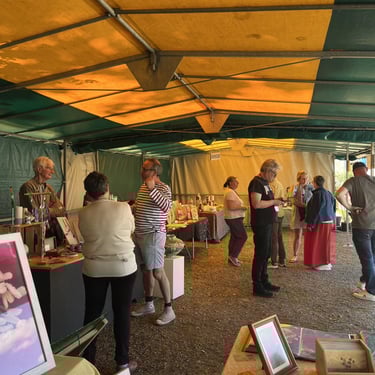 Personnes qui échangent sous le barnum de la boutique éphémère pendant la journée découverte.