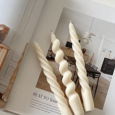 Bougie posée sur un livre