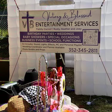 photo booth inflatable with props