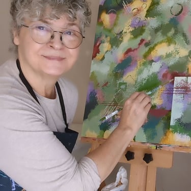 Lillian next to "leaning into greens" painting