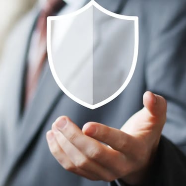 En säkerhetschef i en grå kostym står i bakgrunden och håller upp en ritad sköld som skydd..