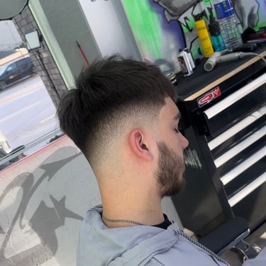 skin fade ant tamsiu plauku