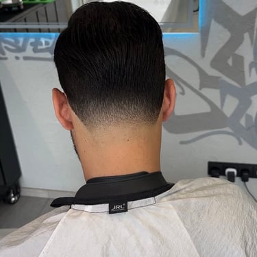 low taper fade ant juodu plauku