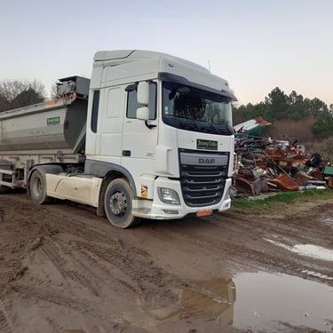 cette image représente un camion en location pour transport déblais inertes de chantier