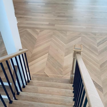 sanding and finish floors ,steps and stairs railings.