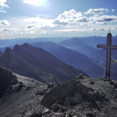gipfel bergsteiger kreuz panorama wolken sonne grat aussicht