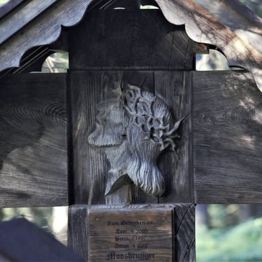 kreuz waldfriedhof jesus holzkreuz