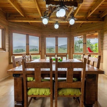 comedor de. 8 sillas, con vista a las montañas villa presidencial